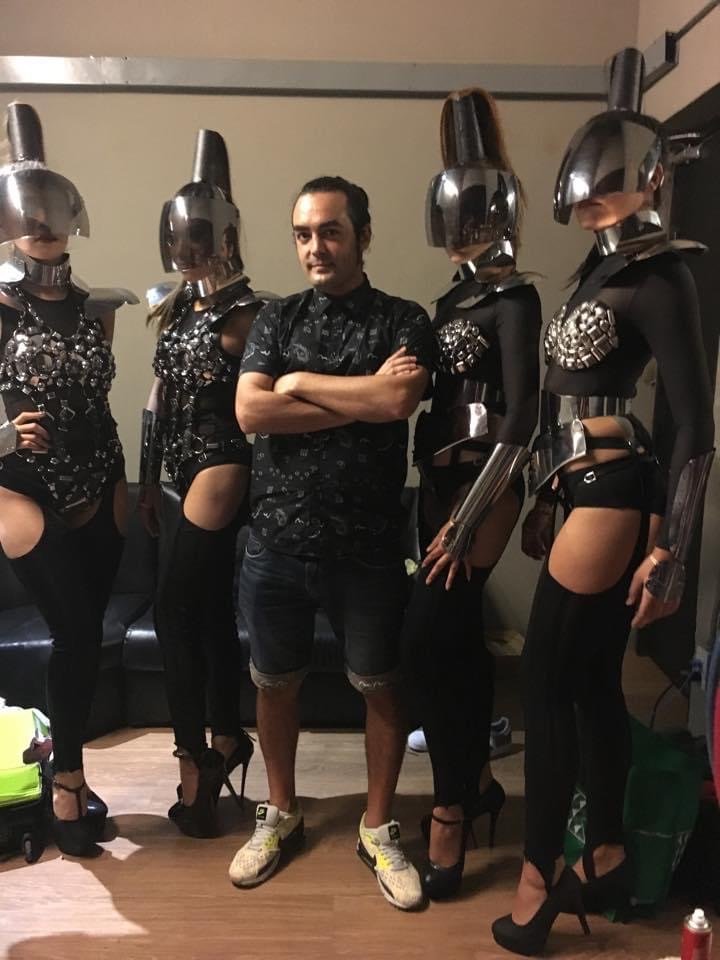 En el backstage con cuatro bailarinas con cascos y armaduras metálicas