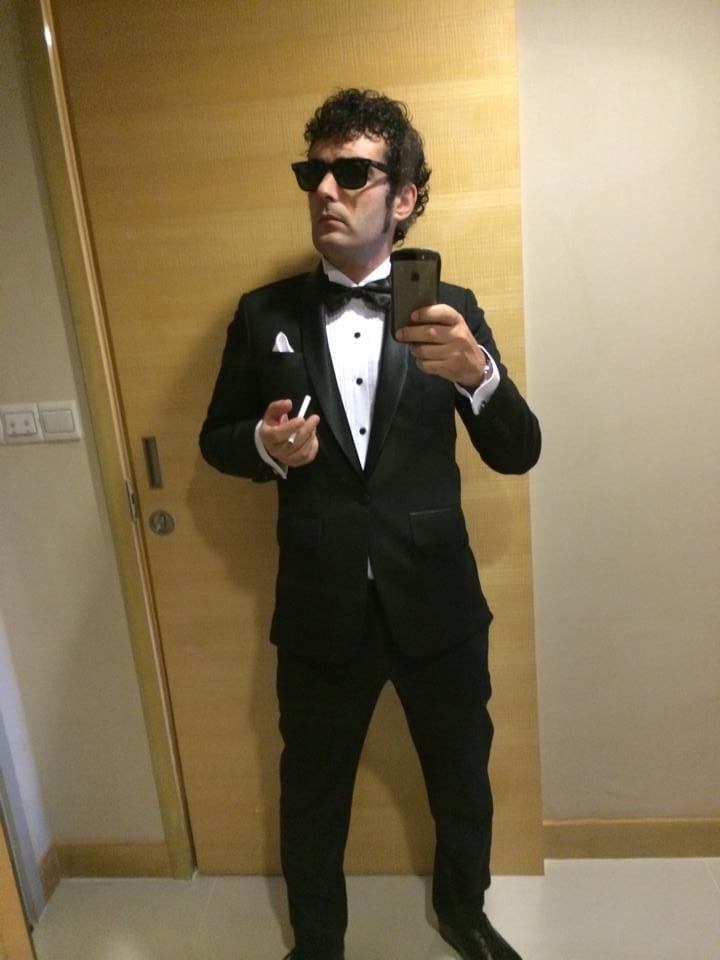 Selfie en esmoquin y gafas de sol, frente al espejo de un hotel